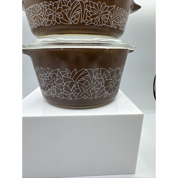 Vintage Pyrex (2) Set Woodland Casserole Dishes 473 B & 471 B With 1 Lid - Picture 4 of 12